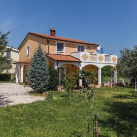 2 Bedroom Beautiful Apartment In Kastel、Kaštelのホテル