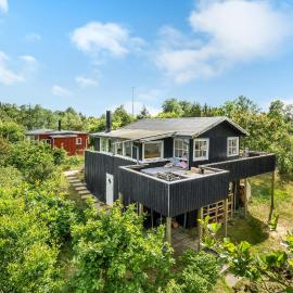 3 Bedroom Stunning Home In Grenaa, hotel i Grenå