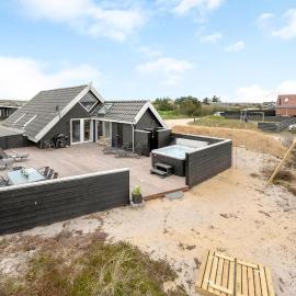 Three-Bedroom Holiday Home In Hvide Sande، فندق في Bjerregård