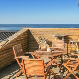 2 Bedroom Amazing Apartment In Allinge, hotel v destinácii Allinge