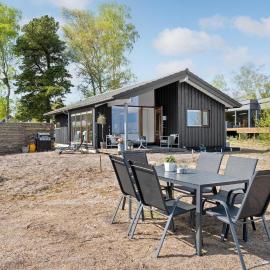 Gorgeous Home In Egå With Wifi, hotel em Egå