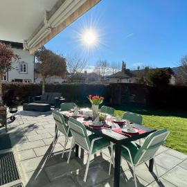Large holiday apartment with sauna, terrace, garden and open fireplace, hotel a Lenggries
