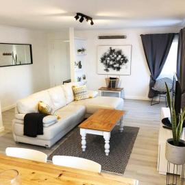 Few Steps Into Town - Corner House, Hotel in Geraldton