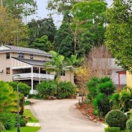 4BR Exec large house close to shops,train & buses