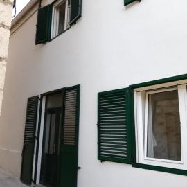Duplex apartment in the center of Jelsa, Hvar, hotel i Jelsa