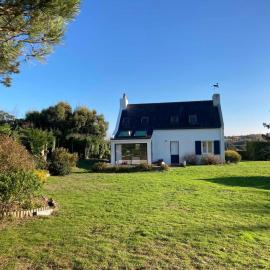 Maison indépendante avec jardin à 800m de la plage - FR-1-418-195, hotel a Locmaria