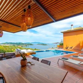 2B Luxurious Villa Io, With Private Pool And Stunningt Sea Views، فندق في Kolios