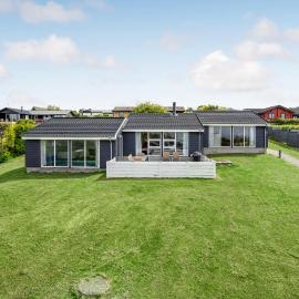 Beach Front Home In Knebel With Sauna, готель у місті Knebel