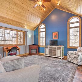 Hiking Nearby! Secluded Ellsworth Apartment, hotel a Ellsworth