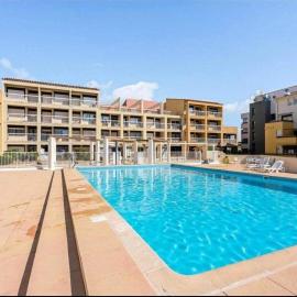 Beau studio cabine avec balcon, vue piscine, parking privé, climatisation, solarium, laverie