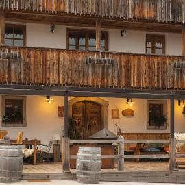 Guesthouse Novak โรงแรมในDvor