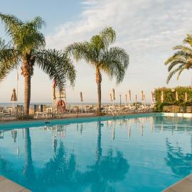Il Mare Sotto Casa - Elegante Appartamento con Piscina - Wi-Fi & Box Privato
