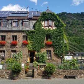 Weingut -1869- Brunnenhof, hotel i Hatzenport