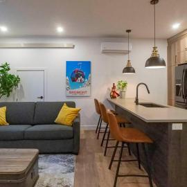883 suite 102 Bromont Vieux Village 2cac , foyer, hotel en Bromont