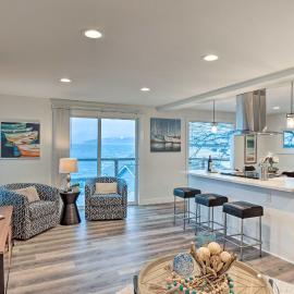 Tacoma 'Dash Point Beach Cabin' w/ Balcony!, hotel u gradu 'Tacoma'