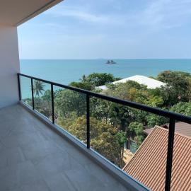 Rayong Beachfront Escape Laem Mae Phim -Absolute Waterfront Suites, ξενοδοχείο σε Mae Pim