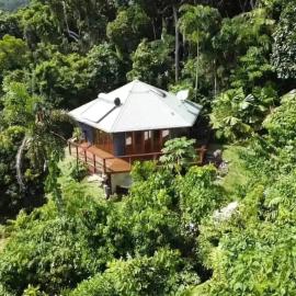 Treeverb Beach House - Daintree, hotel sa Cow Bay