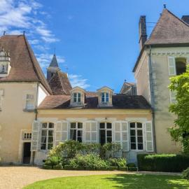 Charming 14th Century Village Chateau with gardens and outdoor pool, hotel u gradu Celles