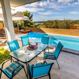 Villa NONO Jure - Private Pool & Jacuzzi, Milna Brač, מלון במילנה