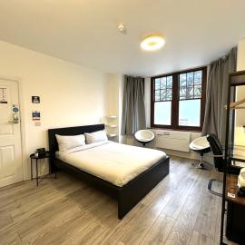 Sleeplicity London Heathrow, hotel a Feltham