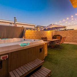 Modern San Pedro Home, Sleeps 12, Hot Tub, Fire Place, Private Parking, viešbutis mieste San Pedras