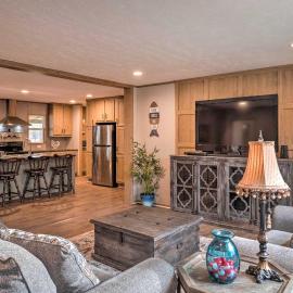 'Bayside' Louisiana Vacation Rental w/ Dock!, hotel in Alliance