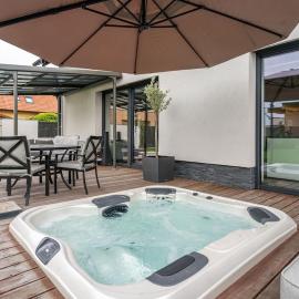 ESCAPE THE ORDINARY (Sauna & Jacuzzi), hotel in Jesenice