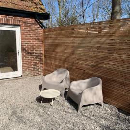 Guest room with terrace at the Wadden Sea, Hotel in Oosterend