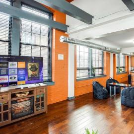 Centric Modern Loft w/ King Beds & Smart GameTable, Hotel in Rochester