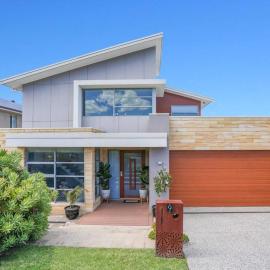 Modern Executive Ocean View Oasis Shell Cove Mansion 5 Minutes to Beach Sleeps 16, hotel i Shellharbour