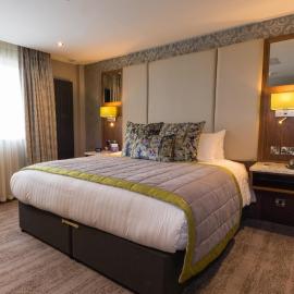 The Valley Hotel & Carriage Gardens, hotel v mestu Fivemiletown