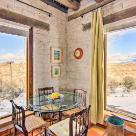 Casita Vacation Rental Near Taos w/ Patio!, Hotel in El Prado