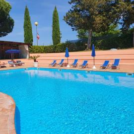 Toscana Holiday Village, hotelli kohteessa Montopoli in Val dʼArno