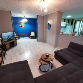 Noah Apartment, hotel em Uricani