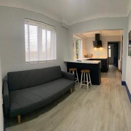Harewood Lodge - Single and Double Rooms Self Serve Apartment, hotel in King's Lynn