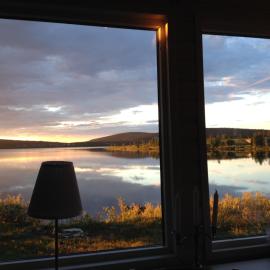 Lakeside cottage in Lapland with great view, Hotel in Skaulo