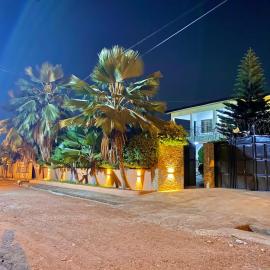 GHouse, viešbutis mieste Adentan