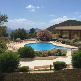 F2 vue mer dans résidence avec piscine