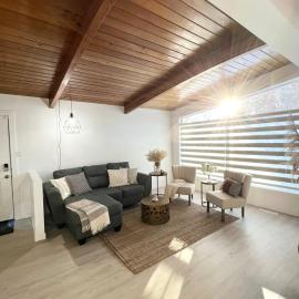 ! 5 Bed Beautiful Home with Fenced Yard & Hammock! WEM - Foosball Table - WiFi - Fireplace - Long Stay