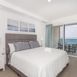 Brand New Contemporary 2 BD Oceanfront Condo at Encantame Towers Verano E302, hotel v destinácii Playa Encanto