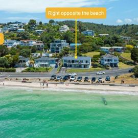 Beach Front Resort!, hotel in Maraetai