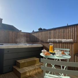 La Maison du Quai Triplex de charme 4 étoiles en hyper centre avec SPA, hotel v mestu Landerneau