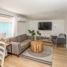 Cozy 2 Bedroom Home, Private Backyard with Hot Tub
