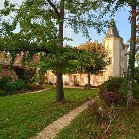Maison calme avec piscine entourée de son parc – hotel w mieście Quintenas