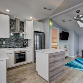 Viesnīca The Lilly Pad Brand New in Hyde Park! Pet Friendly, fully fenced yard, walking distance to Hyde Park shops, and dining and Camel's Back Park pilsētā Boisisitija