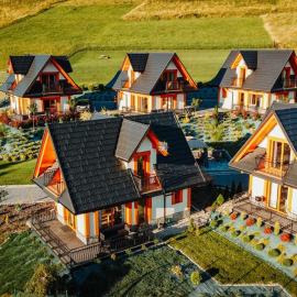 Osada domków Baca โรงแรมในโปโรนิน