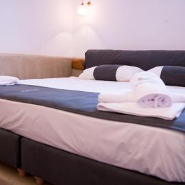 Chic & Modern Apartments with swim access, hotel Hálkiban