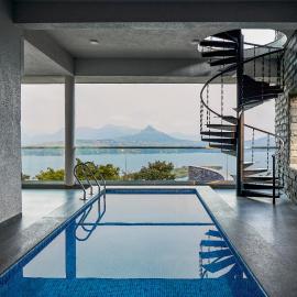 Viesnīca SaffronStays Ahilya Waters - 3BR Pawna villa, infinity pool, 270 terrace views, bonfire & AD-featured estate pilsētā Āmbavna
