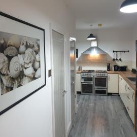 Stunning 5 bed house, 2 mins to beach and town, with free parking, hotel in Blackpool