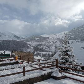 Apartamento con gran terraza y vistas panorámicas en Taüll, con plaza de parking, hotell i Taull